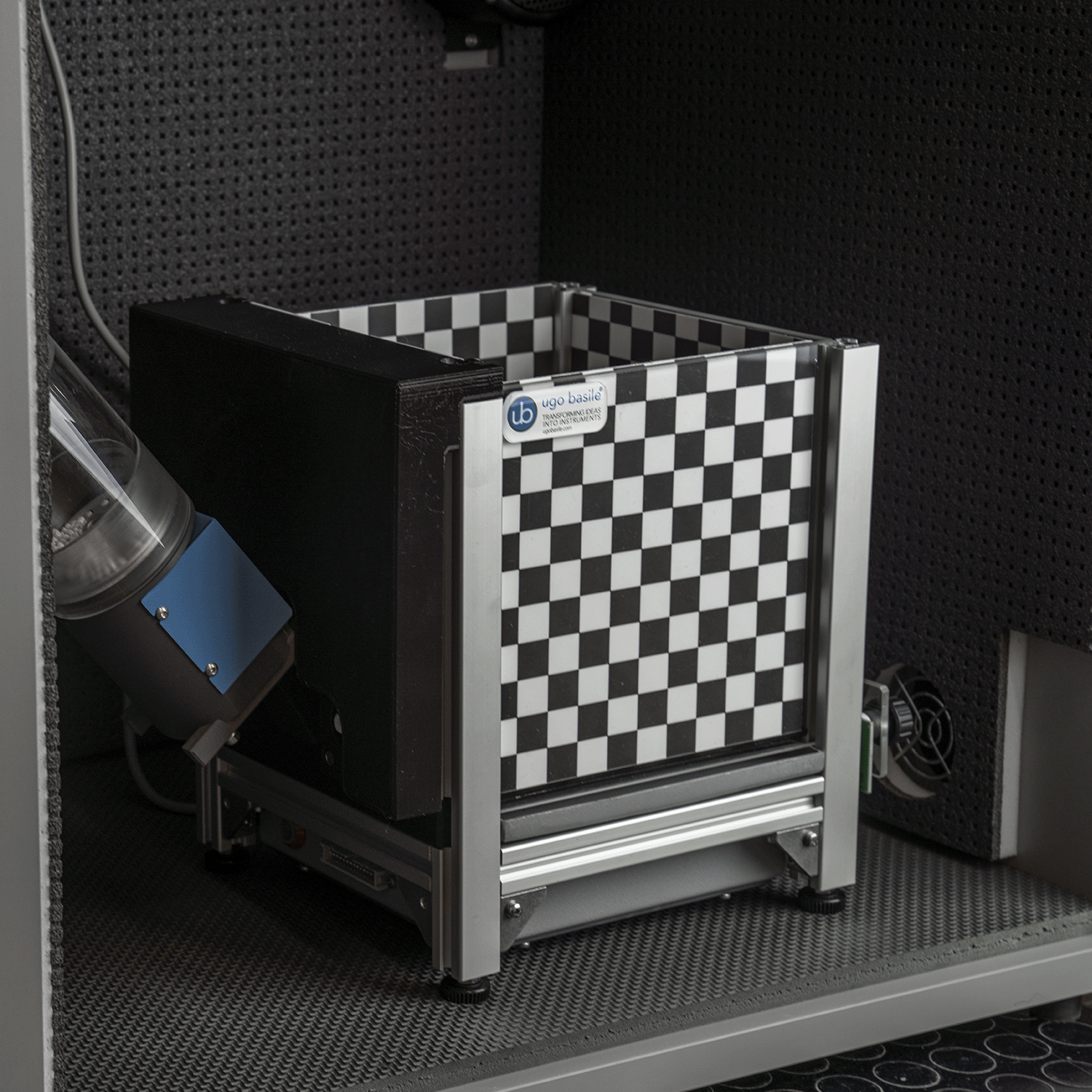 Operant Fear Conditiong Cage in a Fear Conditioning Isolation Cubicle, with square context wall