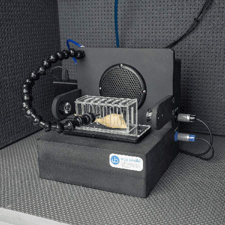 Load Cell and restrainer with embedded speaker and air puff for stimulation and startle/PPI detection, Lateral view